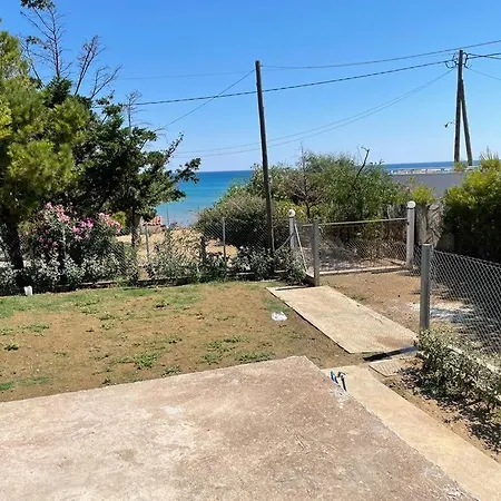 בית נופש Beachfront Family *